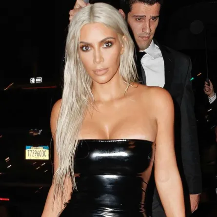 فستان كيم كارداشيان من أكياس القمامة!