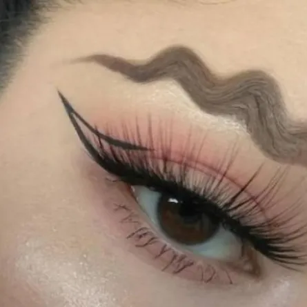 الحواجب والشفاه المتموجة هل تصبح موضة؟!