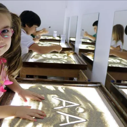 دورات "الرسم بالرمل" تنمي مهارات الأطفال