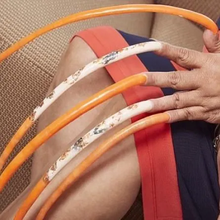 أمريكية تتوج بلقب صاحبة أطول أظافر في العالم