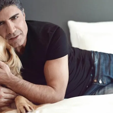 أوزجان دنيز يفاجىء جمهوره بقراره الزواج من فتاة تصغره 20 عاماً