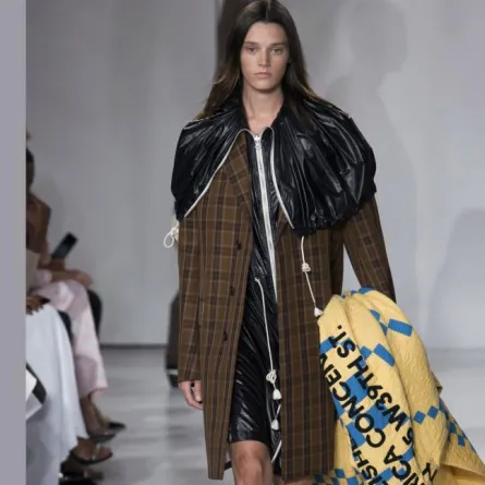 ازياء نسائية بأفكار غريبة في ثاني أيام عروض نيويورك