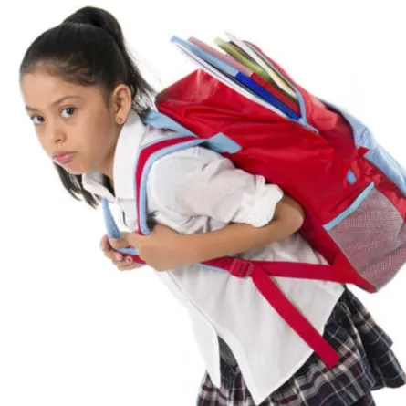 كيف تحمين طفلك من ألم الظهر الناتج عن حمل حقيبة المدرسه؟