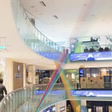 تركيب فني متلون وجديد في "دبي مول"