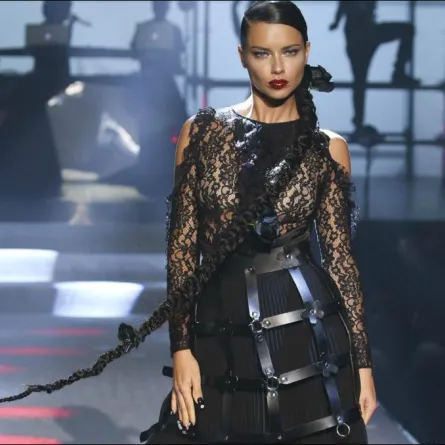 ازياء جريئة بـ تصاميم مُتطرفة في رابع أيام عروض نيويورك