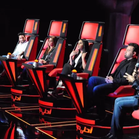 شيرين توزع الورود على أعضاء لجنة تحكيم "ذا فويس" .. وهذا رد محمد حماقي واليسا وأحلام