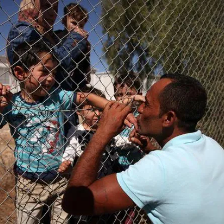 بالصور.. أب سوري يلتقي أطفاله داخل مخيم للاجئين بعد 6 سنوات وسط الدموع