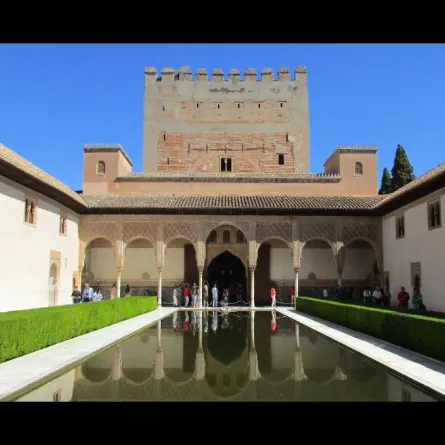 بالفيديو.. مسلم أمريكي يرفع الآذان في قصر الحمراء الأثري بإسبانيا