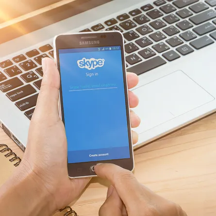 كيف تتواصل مع أصدقائك في الغربة؟