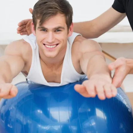 مسرحية كوميدية احتفالاً بـ "يوم العلاج الطبيعي" في جدة