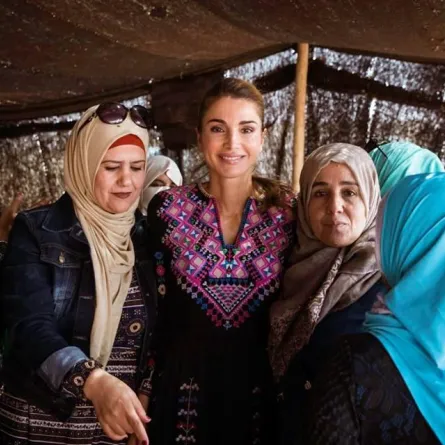 الملكة رانيا تزور منطقة الحلابات في مدينة الزرقاء الأردنية