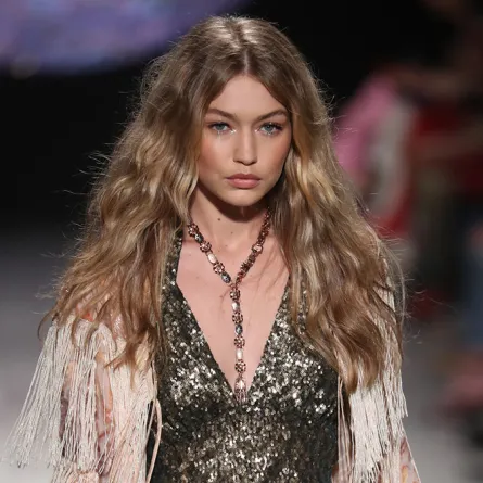 بالفيديو: فردة حذاء تُحرج جيجي حديد على منصة العرض في نيويورك!