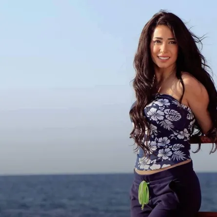 ممثلة سورية بجلسة تصوير خطرة على شاطئ البحر