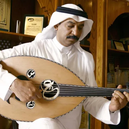 ماذا يفعل الفنان عبادي الجوهر بين الكويت والقاهرة؟