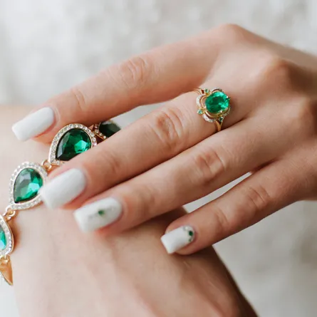 مجوهرات باللون الاخضر في اليوم الوطني السعودي