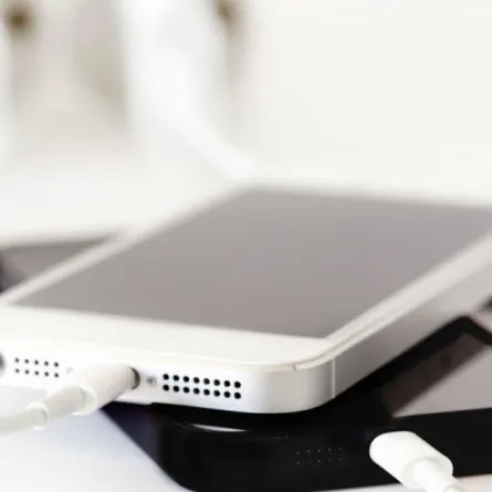 شاحن جوال يقتل رجل أمن وابنته في جازان