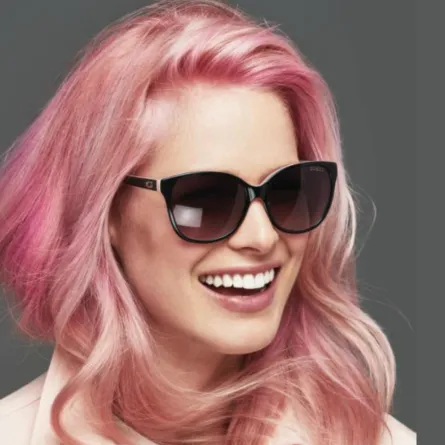 غيس تطلق نظارات شمسية للتوعية ضد سرطان الثدي