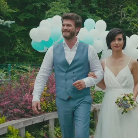 توبا بويوكستون وكيفانش تاتليتوغ يحصدان جائزة عالمية عن "جسور والجميلة"