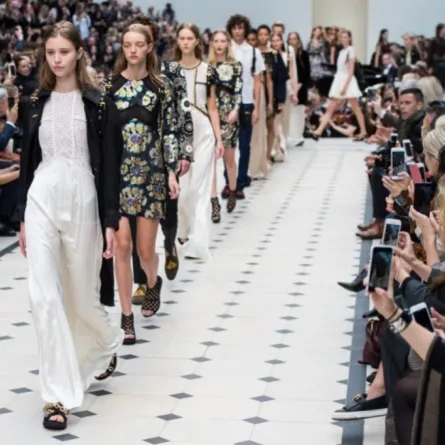 أسبوع الموضة في لندن يضيء أنواره يوم غد