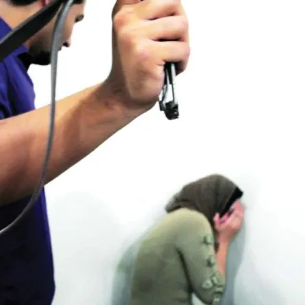 عذَّبها ابنها حتى الموت ليرضي زوجته!