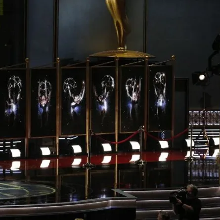 جمهور الـ "Emmy Awards" في صدمة.. تعرفوا الى مفاجأة الحفل بالفيديو!