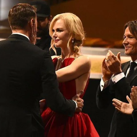 نيكول كيدمان تشعل حفل الـ"Emmy Awards" بـ "قبلة ساخنة" لهذا الممثل.. وزوجها يصفّق!