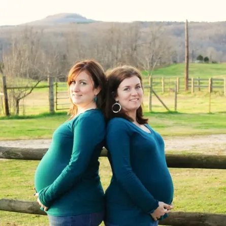 مصادفة أغرب من الخيال.. زواج توأمين وولادتهما معاً!