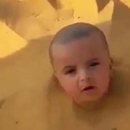 فيديو.. أب يدفن طفله في الرمال وهو على قيد الحياة، والسبب؟