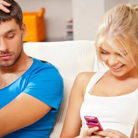 8 خطوات لكسب ثقة زوجك الغيور؟