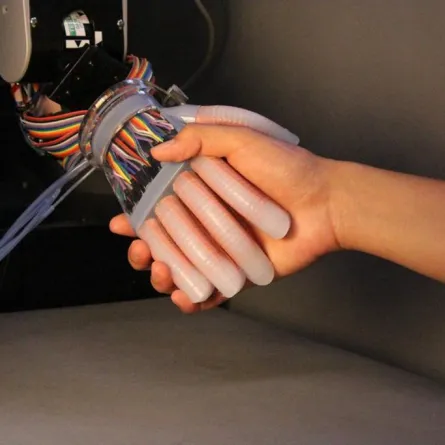 جلد صناعي يتيح للروبوتات اكتساب حاسة اللمس