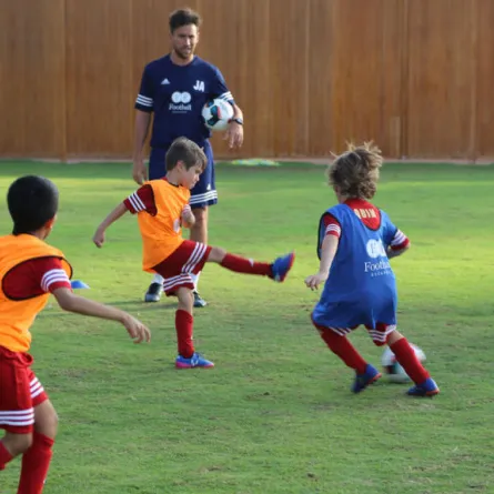 أكاديمية لكرة القدم للصغار على شاطئ جميرا في أكتوبر المقبل