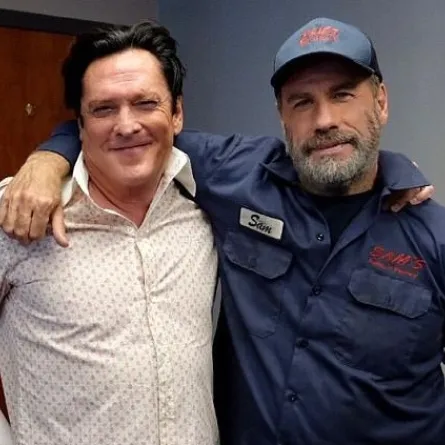 محمد حديد يخطف الأضواء من ابنتيه