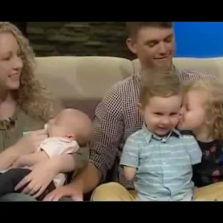 بالفيديو.. طفل مبتور الأطراف يفاجئ المتابعين بإرادته الصلبة