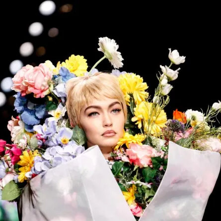 جيجي حديد تتحول الى باقة ورود وباربي محجبة تتألق في عروض ميلانو