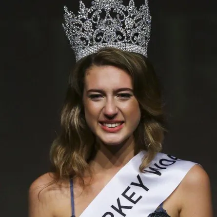 ملكة جمال تركيا تخسر لقبها بعد يوم من تتويجها.. والسبب تغريدة!