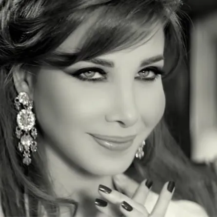 نانسي عجرم تحتفل بجائزة زر التشغيل الذهبي من يوتيوب