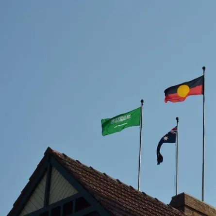 رفع العلم السعودي على أعلى مبنى بجامعة نيونجلد الأسترالية