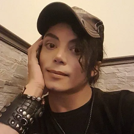 مايكل جاكسون "الإسباني" يُحدث ضجة.. لن تصدقوا الشبه الكبير بينهما!