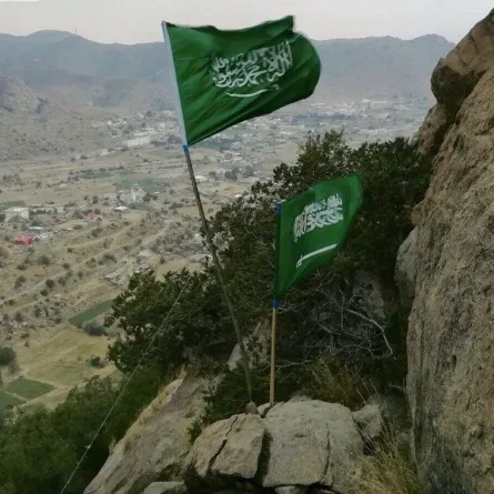 في اليوم الوطني الـ 87.. ثلاثة شبان يرفعون العلم السعودي في أعلى قمة بميسان