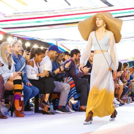 قبعات غريبة وأزياء جريئة في رابع أيام عروض ميلانو