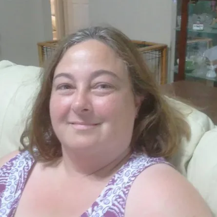 طرد معلمة بسبب تعليق عنصري على الفيس بوك