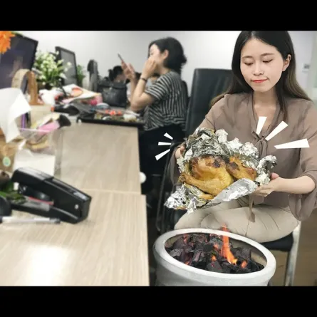 فيديو.. صينية تطهو دجاجة كاملة في المكتب!