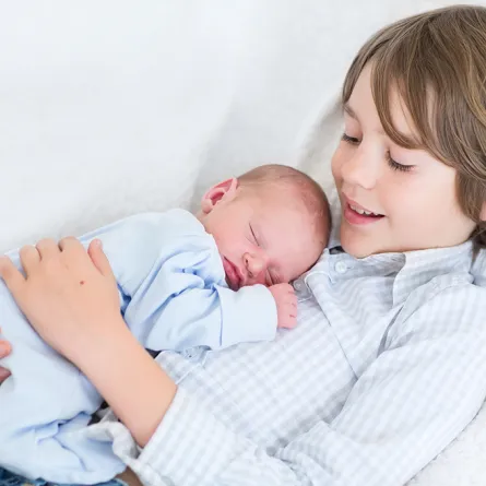 غيرة الأخ الأكبر من المولود الجديد