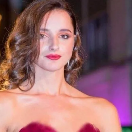 بالفيديو.. مرشحة لمسابقة ملكة جمال إسبانيا تتعرض لموقف محرج