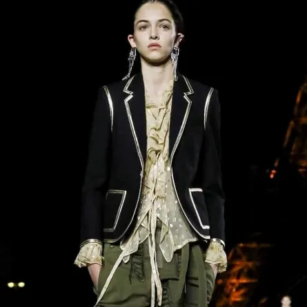 أسبوع الموضة في باريس: عرض ايف سان لوران لربيع وصيف 2018