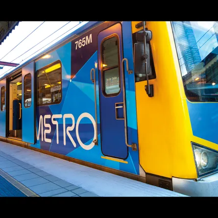 متهور يتشبث بقطار يتحرك بسرعة 70 ميلًا في الساعة