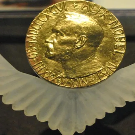 «نوبل» تعلن عن الفائزين بجوائزها وترفع قيمتها إلى 9 ملايين دولار