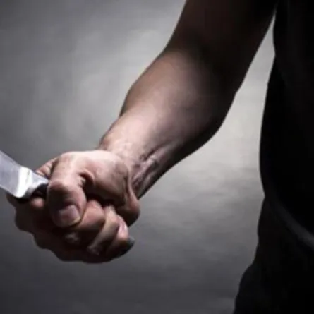 هددته بالخلع فطعنها حتى الموت وسط ذهول ابنيهما