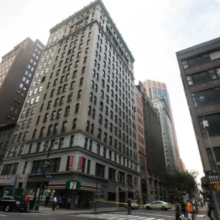 فيديو.. كيف نجت هذه الفتاة بعد أن قفزت من الطابق الـ 33؟