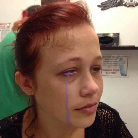 بالصور والفيديو: فتاة تبكي دموعاً بنفسجية بسبب "وشم"!